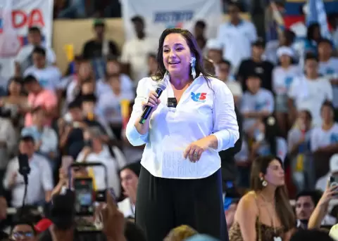 Gabriela Rivadeneira en la convenci�n nacional 2026 de la Revoluci�n Ciudadana, en el coliseo Lorgio Pinargote del complejo Tohall�, en Manta.