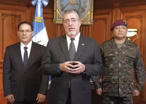 El presidente de Guatemala Bernardo Ar�valo declara estado de sitio en todo el pa�s por 30 d�as.