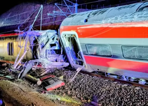 Al menos 21 muertos por accidente de trenes de alta velocidad en Espa�a