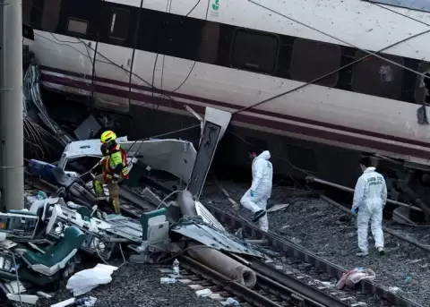 Rescatistas en el lugar del accidente ferroviario en el sur de Espa�a.