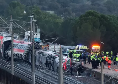 Equipos de rescate trabajan en la zona cero del choque de dos trenes en Adamuz, Espa�a.