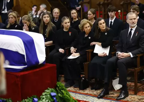 La realeza despide a la hermana de la reina Sof�a