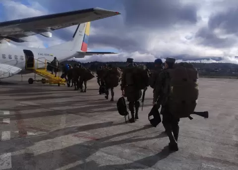 Militares ecuatorianos abordando un avi�n para trasladarse a Manab�, Los R�os y Guayas, en el marco de la fase 'Ofensiva Total'.