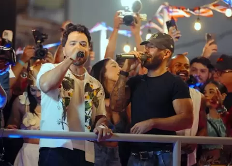 Fonsi y Feid sorprenden con salsa in�dita en hist�rica fiesta puertorrique�a.