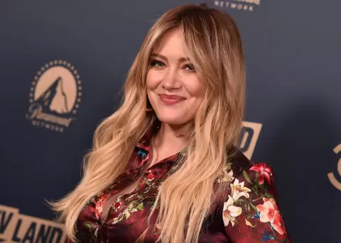 Hilary Duff vuelve a cantar en vivo y revive la nostalgia.