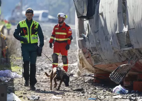 Equipos de rescate recorren los vagones buscando cad�veres, tras el accidente ferroviario en Adamuz, Espa�a.