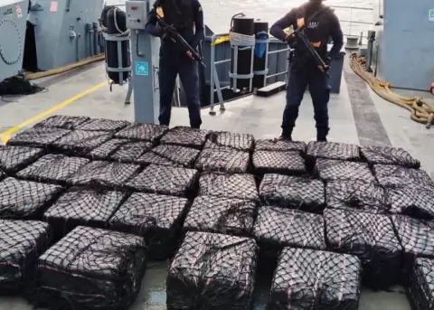 Incautaci�n de bloques presuntamente con droga en altamar, el 21 de enero de 2026.