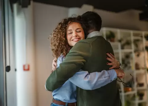 Un abrazo estimula la producci�n de oxitocina.