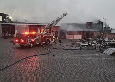 Bomberos controlaron un incendio ocurrido en una f�brica de perfumes en Carcel�n, en el norte de Quito.