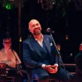 Santiago Cruz celebra 15 años de música y emociones con su gira "Quince de Caminos" en Ecuador