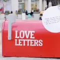 Nueva York instala buzones rojos para que las personas escriban cartas de amor