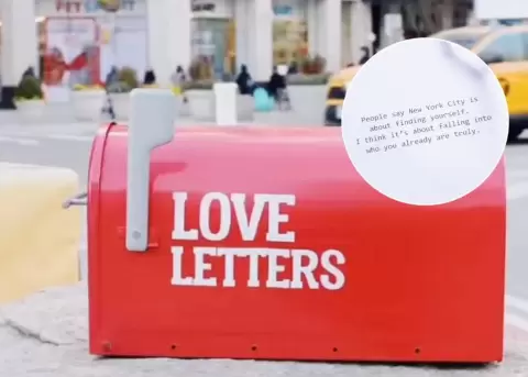 En Nueva York se instalan buzones rojos para esas cartas de amor.