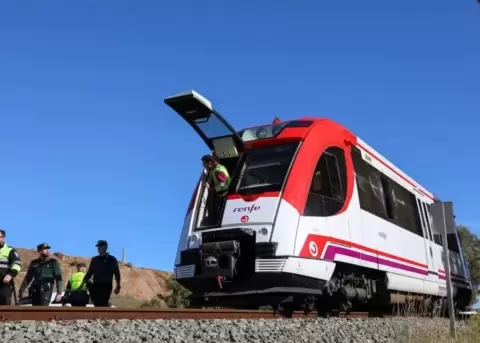 La Polic�a espa�ola trabajan donde un tren de cercan�as choc� con una gr�a en el cuarto accidente ferroviario en menos de una semana, el 22 de enero.
