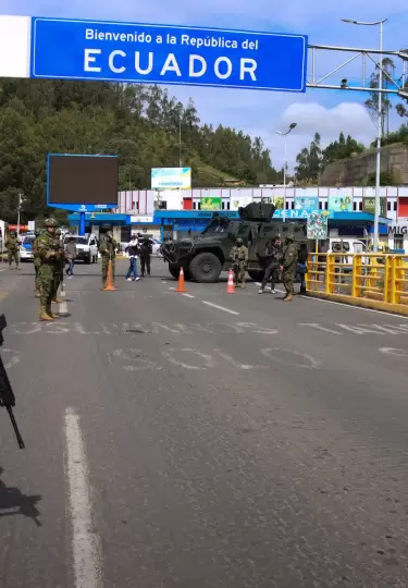 Militares ecuatorianos que custodian la frontera entre Ecuador y Colombia en el puente internacional Rumichaca, en la provincia de Carchi (Ecuador).