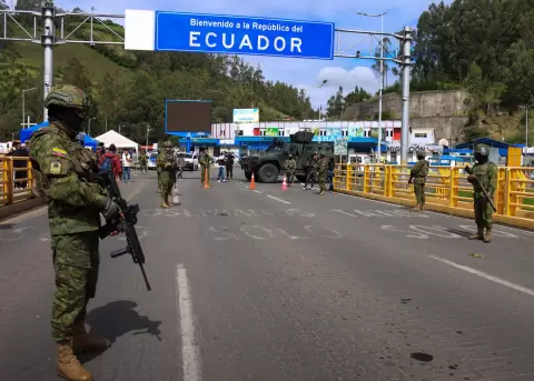 Militares ecuatorianos custodian la frontera entre Ecuador y Colombia en el puente internacional Rumichaca.