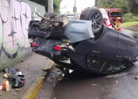 Ca�da de un veh�culo en un desnivel sobre la av. Eloy Alfaro.