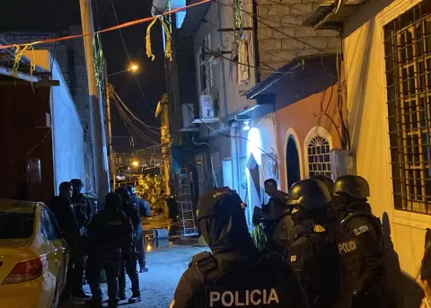 Polic�as en lo exteriores de una vivienda donde un sicario irrumpi� en una fiesta de cumplea�os y asesin� a un joven, en el sector Bellavista de Manta