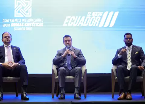 El presidente Daniel Noboa y el ministro del Interior, John Reimberg, en la inauguraci�n de la Conferencia Internacional sobre Drogas Sint�ticas.