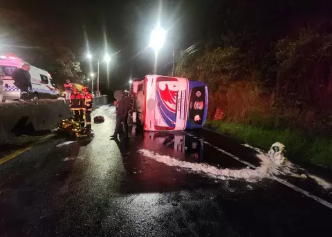Un bus se volc� en la avenida Sim�n Bol�var, sector La Argelia, en el sur de Quito, el 27 de enero de 2026.