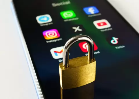 Francia aprueba prohibir redes sociales a menores y tel�fonos en escuelas