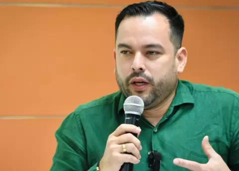 Colombia cuestiona a Ecuador por medidas econ�micas y las califica como "agresiones" al di�logo