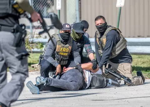 Migrantes latinos, ICE y vulneraci�n de Derechos Humanos.