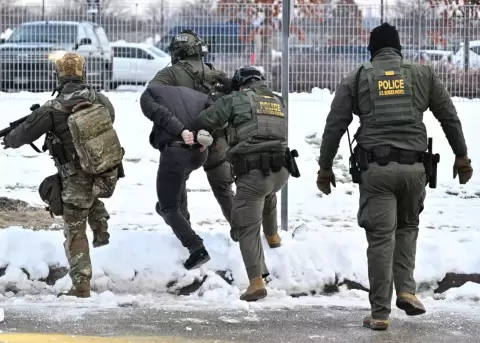 Agentes federales se enfrentan a manifestantes fuera del Edificio Federal Bishop Henry Whipple, el 8 de enero de 2026, en Minneapolis, Minnesota.