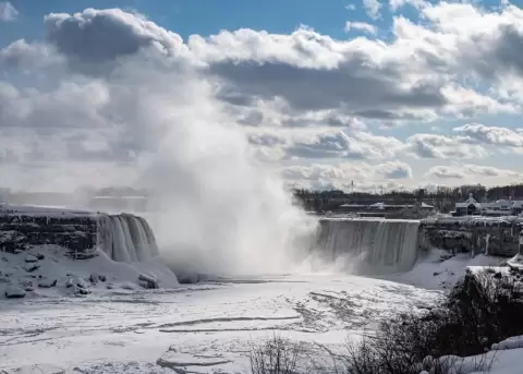 El fr�o extremo hizo que se congelen las cataratas del Ni�gara.