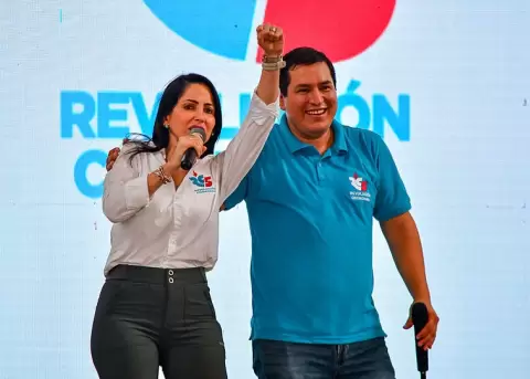 Luisa Gonz�lez y Andr�s Arauz durante un mitin pol�tico de la Revoluci�n Ciudadana.