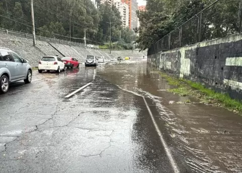Lluvias complican la movilidad en la av. Occidental por acumulaci�n de agua