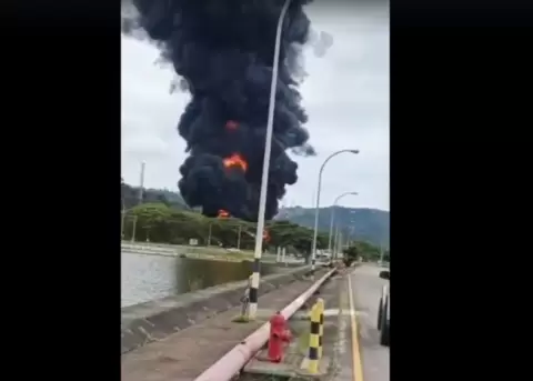 Una columna de humo se ve en la Refiner�a de Esmeraldas, el 30 de enero de 2026.