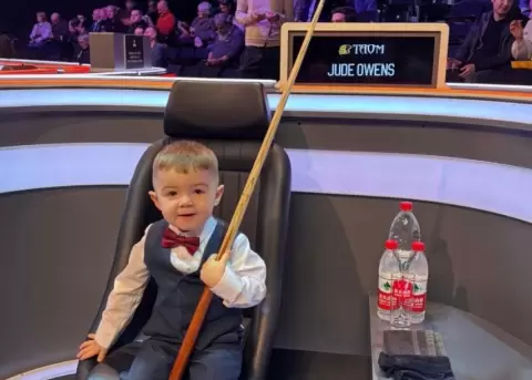 Las habilidades de Jude en el billar, sorprenden a miles.