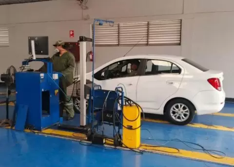 Revisi�n t�cnica vehicular en Quito.