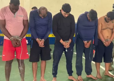 Cinco colombianos fueron detenidos por la Armada por transportar 1.216 bloques de droga.- FotoArmada Nacional