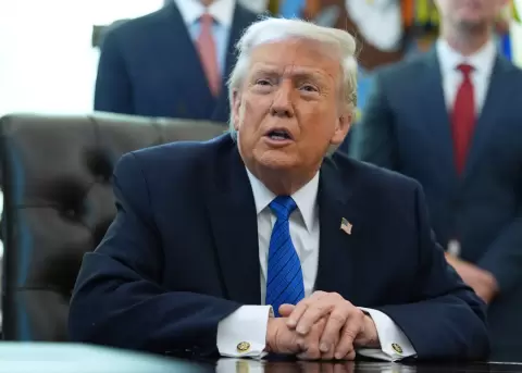 El presidente estadounidense Donald Trump habla durante un evento en la Oficina Oval de la Casa Blanca, el viernes 30 de enero de 2026, en Washington