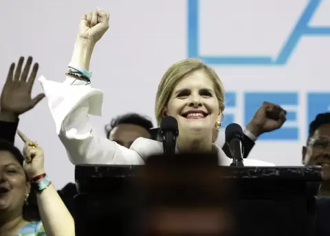 La candidata derechista del Partido Pueblo Soberano Laura Fern�ndez celebra este domingo, en San Jos� (Costa Rica).