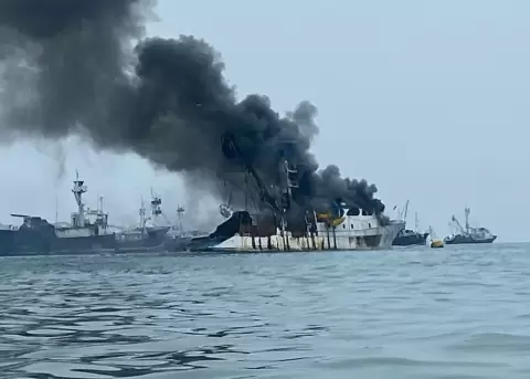 La ma�ana de este lunes, 2 de febrero, bomberos segu�an en labores para apagar el incendio en el barco.