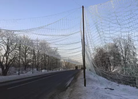 Red antidrones instalada a lo largo de una carretera en la regi�n de Jarkov, al noreste de Ucrania