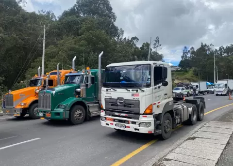 Transportistas de Ecuador y Colombia protestan en Rumichaca contra aranceles rec�procos