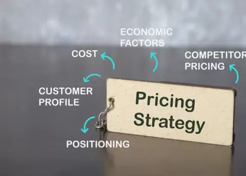 Debes fijar precios que sean competitivos en el nmercado.