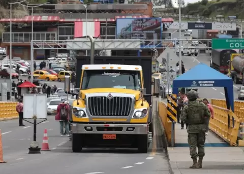 Fotograf�a de archivo de un cami�n en la frontera de Ecuador con Colombia en el puente internacional de Rumichaca, en Tulc�n (Ecuador).