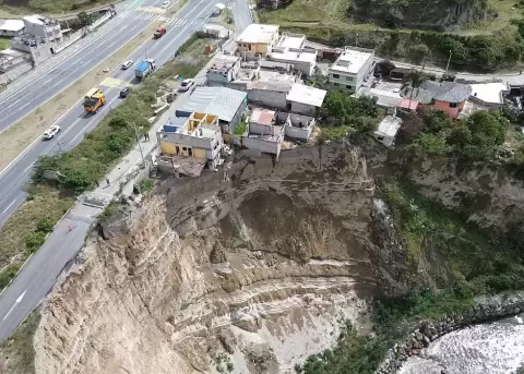 Vista a�rea del socav�n que amenaza la quebrada del r�o Monjas, en el sector de El Com�n, en Pomasqui (Quito).