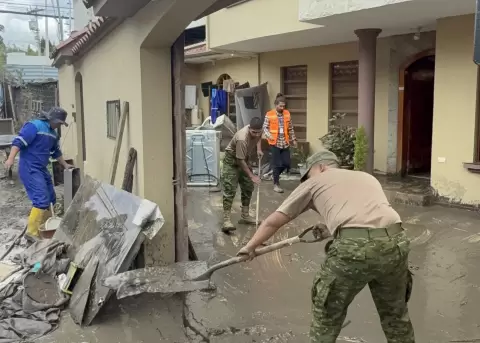Militares y equipos de la Secretar�a de Gesti�n de Riesgos trabajan tras una inundaci�n.