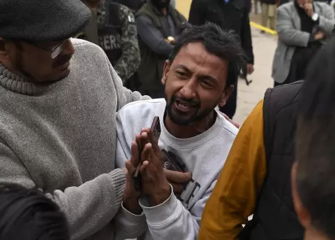 Un familiar de una v�ctima reacciona a la explosi�n de una bomba suicida dirigida a una mezquita musulmana chi�ta en Islamabad, Pakist�n.