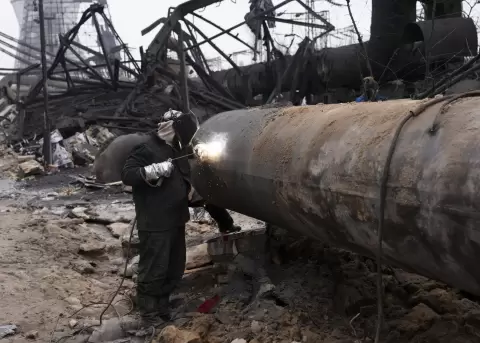 Trabajadores ucranianos reparan una central t�rmica tras un bombardeo.