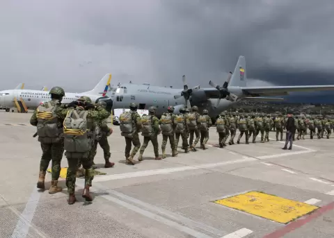 Paracaidistas de las Fuerzas Armadas del Ecuador se alistas para ejecutar maniobras de infiltraci�n a�rea t�ctica.