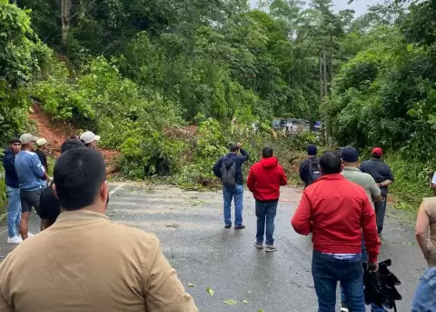 Intensas lluvias provocan cierre de la carretera estatal La Avanzada-Saracay.