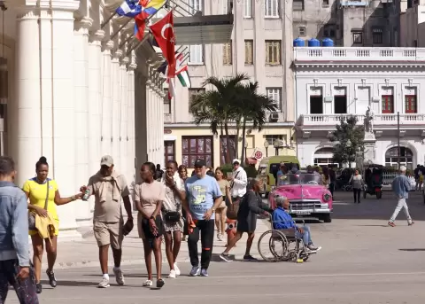 Fotograf�a del 29 de enero de 2026 que muestra a personas caminando por una calle en La Habana (Cuba).