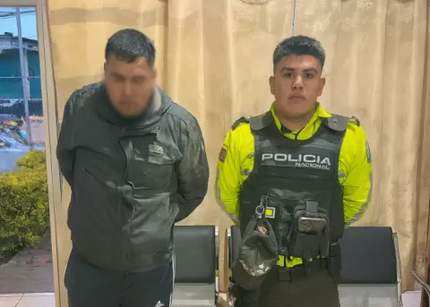 Un polic�a junto al detenido en Tumbaco, el 7 de febrero de 2026.