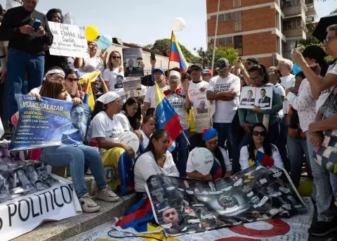 Familiares de presos pol�ticos rezan durante una protesta alrededor de El Helicoide este s�bado, en Caracas (Venezuela).